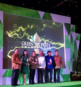 Lukman Purnomosidi, Presdir PT Nusa Raya Propertindo (kedua dari kiri) bersama pemenang Green Property Award 2017 dalam acara Anugerah Green Property 2017 di The Terrace, Nasional Golf Club, Senayan, Jakarta pada Rabu (27/9).