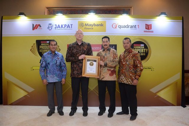 PT Modernland Realty Tbk. (MDLN) meraih penghargaan Indonesia Property Award (IPA) 2019 untuk Commercial Property Developer of The Year dengan kategori Residential. Gunawan Setyo Hadi (kanan ke kiri), Corporate Communication Departemen Head PT Modernland Realty Tbk., Herman Goh, Direktur Jakarta Garden City, Sami Miettinen, Direktur Utama PT Mitra Sindo Sukses dan Togu Pangihutan, General Manager Technical & Operation Jakarta Garden City berpose bersama usai menerima penghargaan. Foto ist